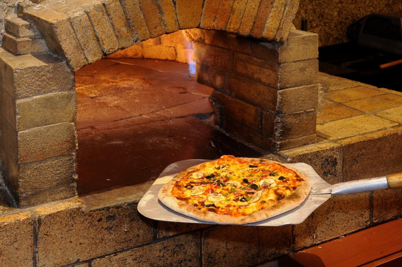 Belair Unique Mexico City Wtc, Trademark By Wyndham Extérieur photo Pizza being removed from a wood-fired oven